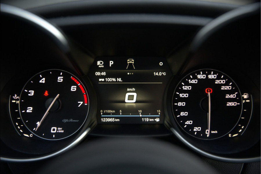 Alfa Romeo Giulia 2.0 T AWD Veloce Q4 | Harman Kardon | Stuurverwarming | Stoelverwarming | Memory Seat | Keyless | Adaptive Cruise Control | Camera | Navigatie | DNA | Leer | QV Velgen | Elektrische Stoelen | Dodehoek Detectie |