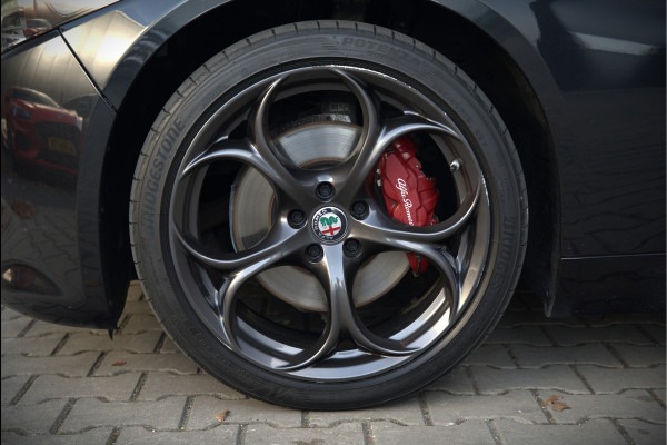 Alfa Romeo Giulia 2.0 T AWD Veloce Q4 | Harman Kardon | Stuurverwarming | Stoelverwarming | Memory Seat | Keyless | Adaptive Cruise Control | Camera | Navigatie | DNA | Leer | QV Velgen | Elektrische Stoelen | Dodehoek Detectie |