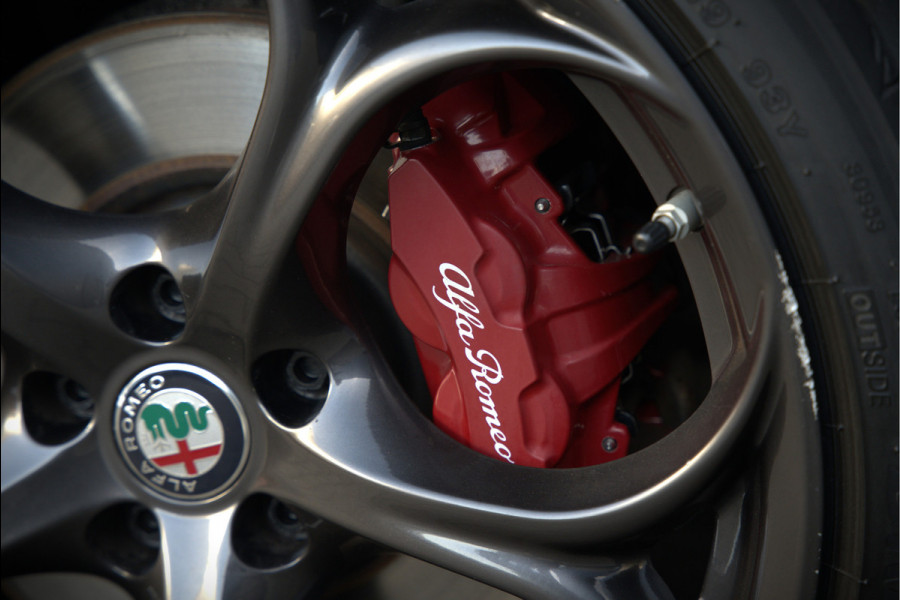 Alfa Romeo Giulia 2.0 T AWD Veloce Q4 | Harman Kardon | Stuurverwarming | Stoelverwarming | Memory Seat | Keyless | Adaptive Cruise Control | Camera | Navigatie | DNA | Leer | QV Velgen | Elektrische Stoelen | Dodehoek Detectie |