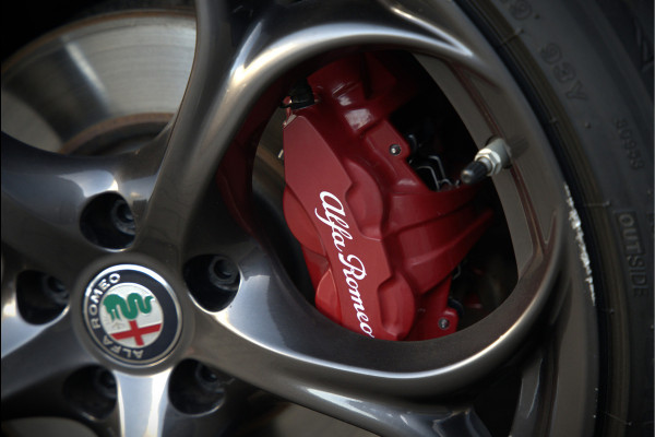 Alfa Romeo Giulia 2.0 T AWD Veloce Q4 | Harman Kardon | Stuurverwarming | Stoelverwarming | Memory Seat | Keyless | Adaptive Cruise Control | Camera | Navigatie | DNA | Leer | QV Velgen | Elektrische Stoelen | Dodehoek Detectie |