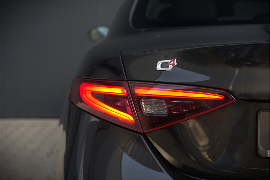 Alfa Romeo Giulia 2.0 T AWD Veloce Q4 | Harman Kardon | Stuurverwarming | Stoelverwarming | Memory Seat | Keyless | Adaptive Cruise Control | Camera | Navigatie | DNA | Leer | QV Velgen | Elektrische Stoelen | Dodehoek Detectie |