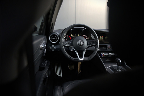 Alfa Romeo Giulia 2.0 T AWD Veloce Q4 | Harman Kardon | Stuurverwarming | Stoelverwarming | Memory Seat | Keyless | Adaptive Cruise Control | Camera | Navigatie | DNA | Leer | QV Velgen | Elektrische Stoelen | Dodehoek Detectie |
