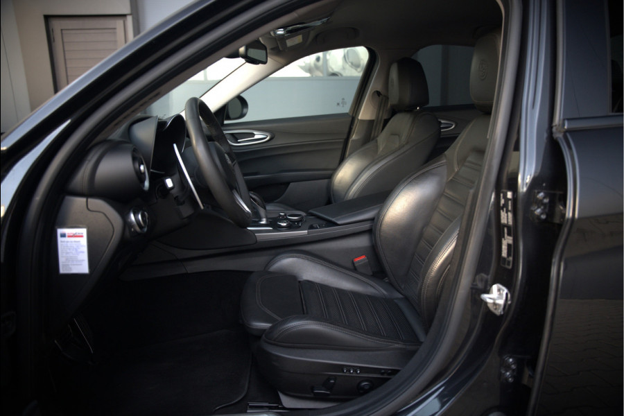 Alfa Romeo Giulia 2.0 T AWD Veloce Q4 | Harman Kardon | Stuurverwarming | Stoelverwarming | Memory Seat | Keyless | Adaptive Cruise Control | Camera | Navigatie | DNA | Leer | QV Velgen | Elektrische Stoelen | Dodehoek Detectie |