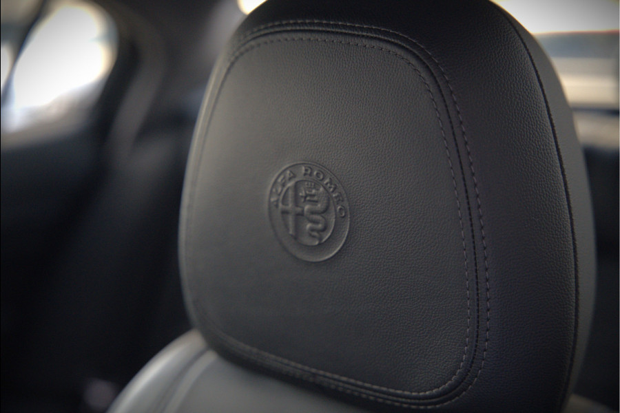 Alfa Romeo Giulia 2.0 T AWD Veloce Q4 | Harman Kardon | Stuurverwarming | Stoelverwarming | Memory Seat | Keyless | Adaptive Cruise Control | Camera | Navigatie | DNA | Leer | QV Velgen | Elektrische Stoelen | Dodehoek Detectie |