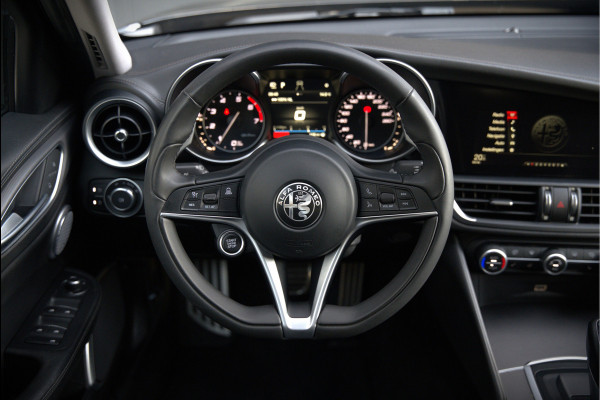 Alfa Romeo Giulia 2.0 T AWD Veloce Q4 | Harman Kardon | Stuurverwarming | Stoelverwarming | Memory Seat | Keyless | Adaptive Cruise Control | Camera | Navigatie | DNA | Leer | QV Velgen | Elektrische Stoelen | Dodehoek Detectie |
