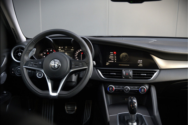 Alfa Romeo Giulia 2.0 T AWD Veloce Q4 | Harman Kardon | Stuurverwarming | Stoelverwarming | Memory Seat | Keyless | Adaptive Cruise Control | Camera | Navigatie | DNA | Leer | QV Velgen | Elektrische Stoelen | Dodehoek Detectie |