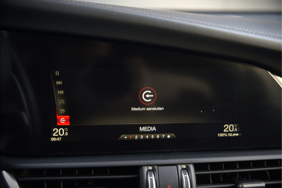Alfa Romeo Giulia 2.0 T AWD Veloce Q4 | Harman Kardon | Stuurverwarming | Stoelverwarming | Memory Seat | Keyless | Adaptive Cruise Control | Camera | Navigatie | DNA | Leer | QV Velgen | Elektrische Stoelen | Dodehoek Detectie |