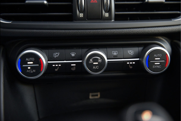 Alfa Romeo Giulia 2.0 T AWD Veloce Q4 | Harman Kardon | Stuurverwarming | Stoelverwarming | Memory Seat | Keyless | Adaptive Cruise Control | Camera | Navigatie | DNA | Leer | QV Velgen | Elektrische Stoelen | Dodehoek Detectie |