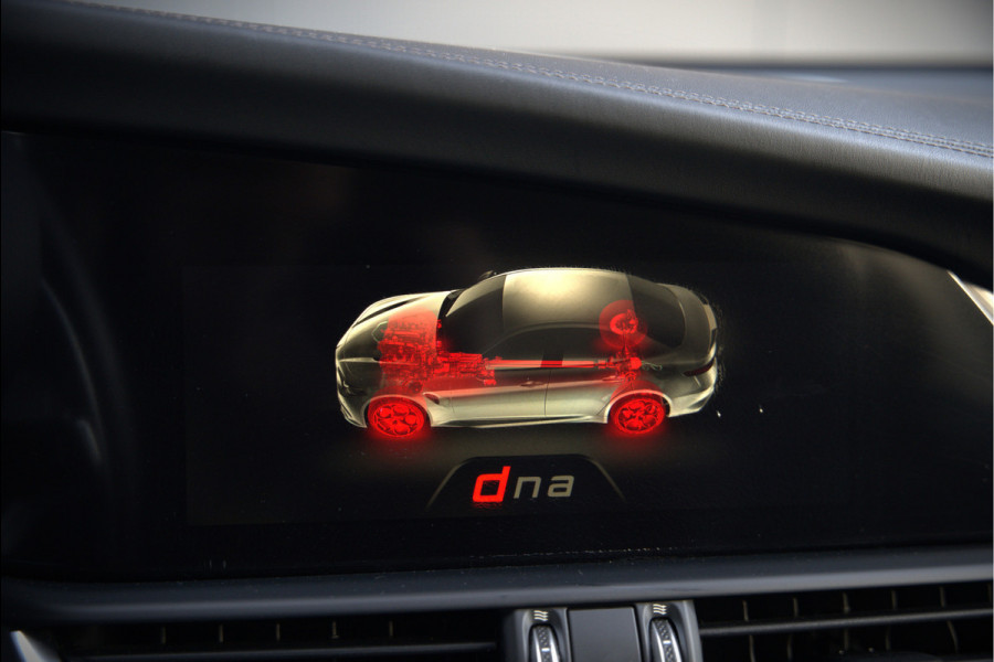 Alfa Romeo Giulia 2.0 T AWD Veloce Q4 | Harman Kardon | Stuurverwarming | Stoelverwarming | Memory Seat | Keyless | Adaptive Cruise Control | Camera | Navigatie | DNA | Leer | QV Velgen | Elektrische Stoelen | Dodehoek Detectie |