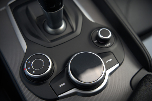 Alfa Romeo Giulia 2.0 T AWD Veloce Q4 | Harman Kardon | Stuurverwarming | Stoelverwarming | Memory Seat | Keyless | Adaptive Cruise Control | Camera | Navigatie | DNA | Leer | QV Velgen | Elektrische Stoelen | Dodehoek Detectie |