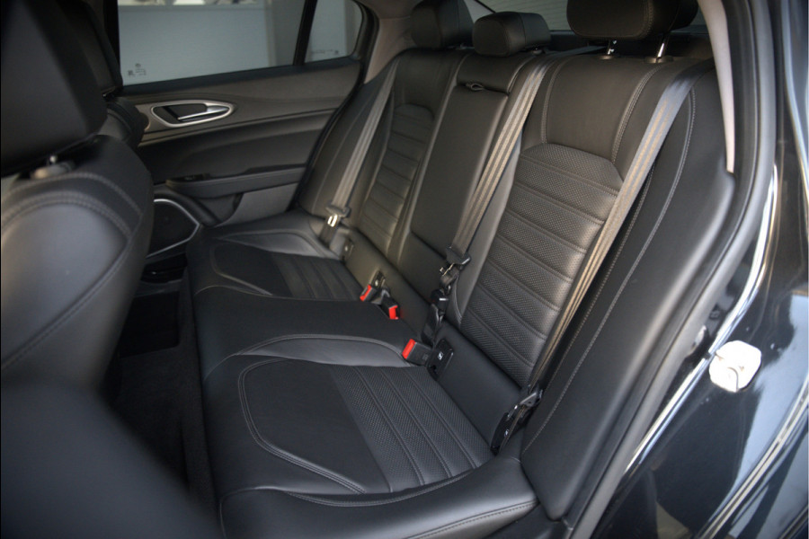 Alfa Romeo Giulia 2.0 T AWD Veloce Q4 | Harman Kardon | Stuurverwarming | Stoelverwarming | Memory Seat | Keyless | Adaptive Cruise Control | Camera | Navigatie | DNA | Leer | QV Velgen | Elektrische Stoelen | Dodehoek Detectie |