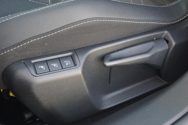 Opel Corsa 1.2 Turbo 100 Pk Ultimate Opel Corsa 1.2 Turbo 100 Pk  Ultimate | Navigatie Pro | Climate Control | Winter pack | Parkpilots/Camera 180° | Alcantara | All Weather banden | Keyless |