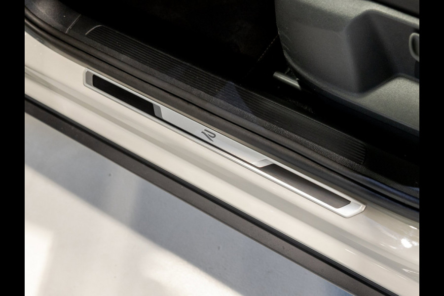 Volkswagen T-Roc 1.5 TSI R-Line Blackstyle / 150pk / Stoel en stuur verwarming / Achteruitrij camera / Keyless /