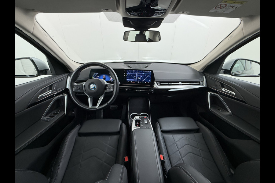 BMW X1 xDrive25e 4WD Hybride 245pk AUT-7 Leer Trekhaak M Shadow-Line Connected-Pro LED Adap.Cruise+File-Assist (semi-Auto-Pilot Xline C 18"lm Elek.Achterklep ConnectDrive Lmv Isofix DAB Led Regen-Lichtsensor Lane Assist Wifi AWD Hybrid met 16,3kw Groot accu pakket Automaat 1.700KG Trekvermogen 1e Eigenaar Origineel Nederlandse Auto Dealeronderhouden