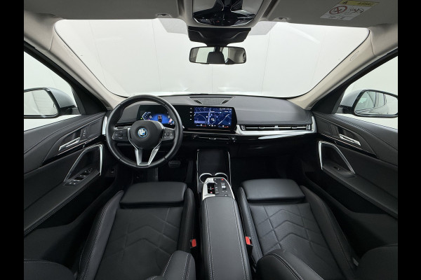 BMW X1 xDrive25e 4WD Hybride 245pk AUT-7 Leer Trekhaak M Shadow-Line Connected-Pro LED Adap.Cruise+File-Assist (semi-Auto-Pilot Xline C 18"lm Elek.Achterklep ConnectDrive Lmv Isofix DAB Led Regen-Lichtsensor Lane Assist Wifi AWD Hybrid met 16,3kw Groot accu pakket Automaat 1.700KG Trekvermogen 1e Eigenaar Origineel Nederlandse Auto Dealeronderhouden