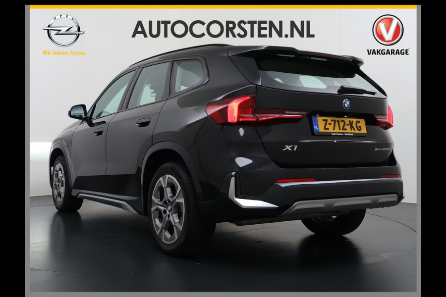 BMW X1 xDrive25e 4WD Hybride 245pk AUT-7 Leer Trekhaak M Shadow-Line Connected-Pro LED Adap.Cruise+File-Assist (semi-Auto-Pilot Xline C 18"lm Elek.Achterklep ConnectDrive Lmv Isofix DAB Led Regen-Lichtsensor Lane Assist Wifi AWD Hybrid met 16,3kw Groot accu pakket Automaat 1.700KG Trekvermogen 1e Eigenaar Origineel Nederlandse Auto Dealeronderhouden