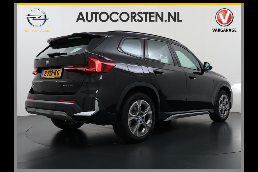 BMW X1 xDrive25e 4WD Hybride 245pk AUT-7 Leer Trekhaak M Shadow-Line Connected-Pro LED Adap.Cruise+File-Assist (semi-Auto-Pilot Xline C 18"lm Elek.Achterklep ConnectDrive Lmv Isofix DAB Led Regen-Lichtsensor Lane Assist Wifi AWD Hybrid met 16,3kw Groot accu pakket Automaat 1.700KG Trekvermogen 1e Eigenaar Origineel Nederlandse Auto Dealeronderhouden