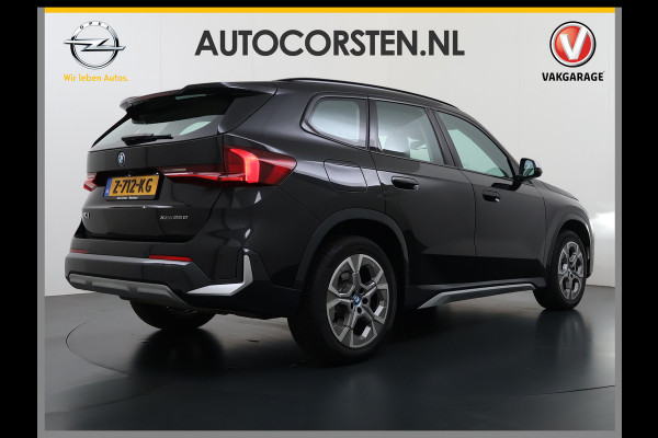 BMW X1 xDrive25e 4WD Hybride 245pk AUT-7 Leer Trekhaak M Shadow-Line Connected-Pro LED Adap.Cruise+File-Assist (semi-Auto-Pilot Xline C 18"lm Elek.Achterklep ConnectDrive Lmv Isofix DAB Led Regen-Lichtsensor Lane Assist Wifi AWD Hybrid met 16,3kw Groot accu pakket Automaat 1.700KG Trekvermogen 1e Eigenaar Origineel Nederlandse Auto Dealeronderhouden
