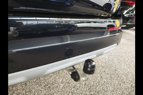 BMW X1 xDrive25e 4WD Hybride 245pk AUT-7 Leer Trekhaak M Shadow-Line Connected-Pro LED Adap.Cruise+File-Assist (semi-Auto-Pilot Xline C 18"lm Elek.Achterklep ConnectDrive Lmv Isofix DAB Led Regen-Lichtsensor Lane Assist Wifi AWD Hybrid met 16,3kw Groot accu pakket Automaat 1.700KG Trekvermogen 1e Eigenaar Origineel Nederlandse Auto Dealeronderhouden