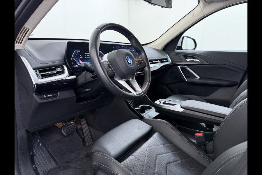 BMW X1 xDrive25e 4WD Hybride 245pk AUT-7 Leer Trekhaak M Shadow-Line Connected-Pro LED Adap.Cruise+File-Assist (semi-Auto-Pilot Xline C 18"lm Elek.Achterklep ConnectDrive Lmv Isofix DAB Led Regen-Lichtsensor Lane Assist Wifi AWD Hybrid met 16,3kw Groot accu pakket Automaat 1.700KG Trekvermogen 1e Eigenaar Origineel Nederlandse Auto Dealeronderhouden