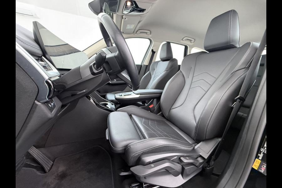 BMW X1 xDrive25e 4WD Hybride 245pk AUT-7 Leer Trekhaak M Shadow-Line Connected-Pro LED Adap.Cruise+File-Assist (semi-Auto-Pilot Xline C 18"lm Elek.Achterklep ConnectDrive Lmv Isofix DAB Led Regen-Lichtsensor Lane Assist Wifi AWD Hybrid met 16,3kw Groot accu pakket Automaat 1.700KG Trekvermogen 1e Eigenaar Origineel Nederlandse Auto Dealeronderhouden