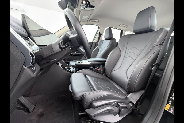 BMW X1 xDrive25e 4WD Hybride 245pk AUT-7 Leer Trekhaak M Shadow-Line Connected-Pro LED Adap.Cruise+File-Assist (semi-Auto-Pilot Xline C 18"lm Elek.Achterklep ConnectDrive Lmv Isofix DAB Led Regen-Lichtsensor Lane Assist Wifi AWD Hybrid met 16,3kw Groot accu pakket Automaat 1.700KG Trekvermogen 1e Eigenaar Origineel Nederlandse Auto Dealeronderhouden