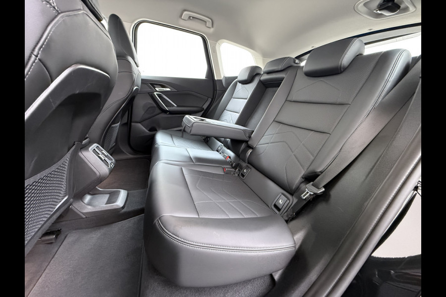 BMW X1 xDrive25e 4WD Hybride 245pk AUT-7 Leer Trekhaak M Shadow-Line Connected-Pro LED Adap.Cruise+File-Assist (semi-Auto-Pilot Xline C 18"lm Elek.Achterklep ConnectDrive Lmv Isofix DAB Led Regen-Lichtsensor Lane Assist Wifi AWD Hybrid met 16,3kw Groot accu pakket Automaat 1.700KG Trekvermogen 1e Eigenaar Origineel Nederlandse Auto Dealeronderhouden