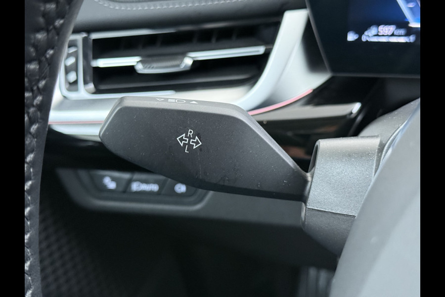 BMW X1 xDrive25e 4WD Hybride 245pk AUT-7 Leer Trekhaak M Shadow-Line Connected-Pro LED Adap.Cruise+File-Assist (semi-Auto-Pilot Xline C 18"lm Elek.Achterklep ConnectDrive Lmv Isofix DAB Led Regen-Lichtsensor Lane Assist Wifi AWD Hybrid met 16,3kw Groot accu pakket Automaat 1.700KG Trekvermogen 1e Eigenaar Origineel Nederlandse Auto Dealeronderhouden