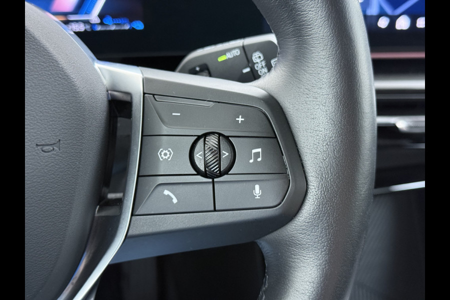 BMW X1 xDrive25e 4WD Hybride 245pk AUT-7 Leer Trekhaak M Shadow-Line Connected-Pro LED Adap.Cruise+File-Assist (semi-Auto-Pilot Xline C 18"lm Elek.Achterklep ConnectDrive Lmv Isofix DAB Led Regen-Lichtsensor Lane Assist Wifi AWD Hybrid met 16,3kw Groot accu pakket Automaat 1.700KG Trekvermogen 1e Eigenaar Origineel Nederlandse Auto Dealeronderhouden