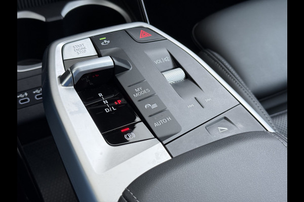 BMW X1 xDrive25e 4WD Hybride 245pk AUT-7 Leer Trekhaak M Shadow-Line Connected-Pro LED Adap.Cruise+File-Assist (semi-Auto-Pilot Xline C 18"lm Elek.Achterklep ConnectDrive Lmv Isofix DAB Led Regen-Lichtsensor Lane Assist Wifi AWD Hybrid met 16,3kw Groot accu pakket Automaat 1.700KG Trekvermogen 1e Eigenaar Origineel Nederlandse Auto Dealeronderhouden
