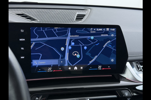 BMW X1 xDrive25e 4WD Hybride 245pk AUT-7 Leer Trekhaak M Shadow-Line Connected-Pro LED Adap.Cruise+File-Assist (semi-Auto-Pilot Xline C 18"lm Elek.Achterklep ConnectDrive Lmv Isofix DAB Led Regen-Lichtsensor Lane Assist Wifi AWD Hybrid met 16,3kw Groot accu pakket Automaat 1.700KG Trekvermogen 1e Eigenaar Origineel Nederlandse Auto Dealeronderhouden