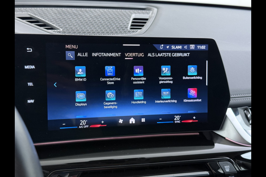 BMW X1 xDrive25e 4WD Hybride 245pk AUT-7 Leer Trekhaak M Shadow-Line Connected-Pro LED Adap.Cruise+File-Assist (semi-Auto-Pilot Xline C 18"lm Elek.Achterklep ConnectDrive Lmv Isofix DAB Led Regen-Lichtsensor Lane Assist Wifi AWD Hybrid met 16,3kw Groot accu pakket Automaat 1.700KG Trekvermogen 1e Eigenaar Origineel Nederlandse Auto Dealeronderhouden