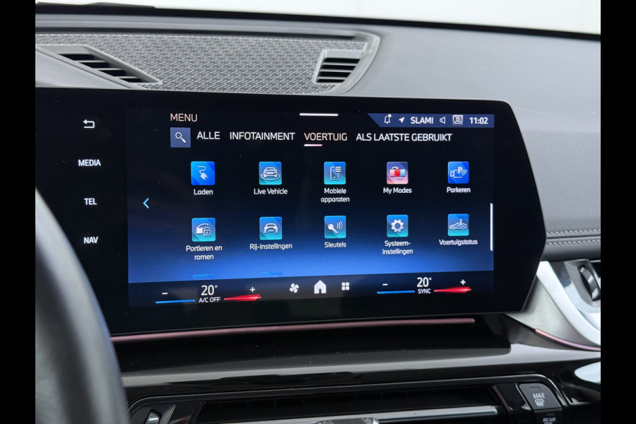 BMW X1 xDrive25e 4WD Hybride 245pk AUT-7 Leer Trekhaak M Shadow-Line Connected-Pro LED Adap.Cruise+File-Assist (semi-Auto-Pilot Xline C 18"lm Elek.Achterklep ConnectDrive Lmv Isofix DAB Led Regen-Lichtsensor Lane Assist Wifi AWD Hybrid met 16,3kw Groot accu pakket Automaat 1.700KG Trekvermogen 1e Eigenaar Origineel Nederlandse Auto Dealeronderhouden