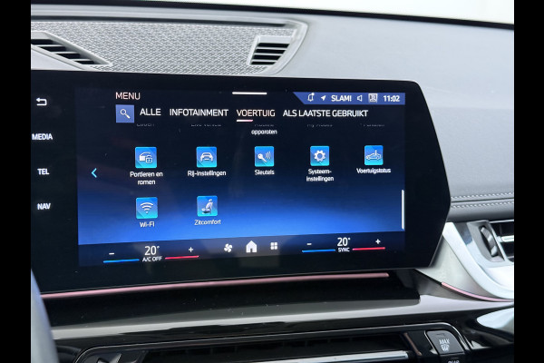 BMW X1 xDrive25e 4WD Hybride 245pk AUT-7 Leer Trekhaak M Shadow-Line Connected-Pro LED Adap.Cruise+File-Assist (semi-Auto-Pilot Xline C 18"lm Elek.Achterklep ConnectDrive Lmv Isofix DAB Led Regen-Lichtsensor Lane Assist Wifi AWD Hybrid met 16,3kw Groot accu pakket Automaat 1.700KG Trekvermogen 1e Eigenaar Origineel Nederlandse Auto Dealeronderhouden