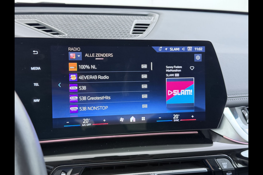 BMW X1 xDrive25e 4WD Hybride 245pk AUT-7 Leer Trekhaak M Shadow-Line Connected-Pro LED Adap.Cruise+File-Assist (semi-Auto-Pilot Xline C 18"lm Elek.Achterklep ConnectDrive Lmv Isofix DAB Led Regen-Lichtsensor Lane Assist Wifi AWD Hybrid met 16,3kw Groot accu pakket Automaat 1.700KG Trekvermogen 1e Eigenaar Origineel Nederlandse Auto Dealeronderhouden