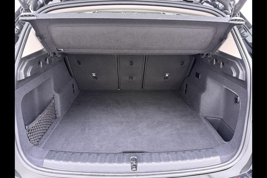 BMW X1 xDrive25e 4WD Hybride 245pk AUT-7 Leer Trekhaak M Shadow-Line Connected-Pro LED Adap.Cruise+File-Assist (semi-Auto-Pilot Xline C 18"lm Elek.Achterklep ConnectDrive Lmv Isofix DAB Led Regen-Lichtsensor Lane Assist Wifi AWD Hybrid met 16,3kw Groot accu pakket Automaat 1.700KG Trekvermogen 1e Eigenaar Origineel Nederlandse Auto Dealeronderhouden