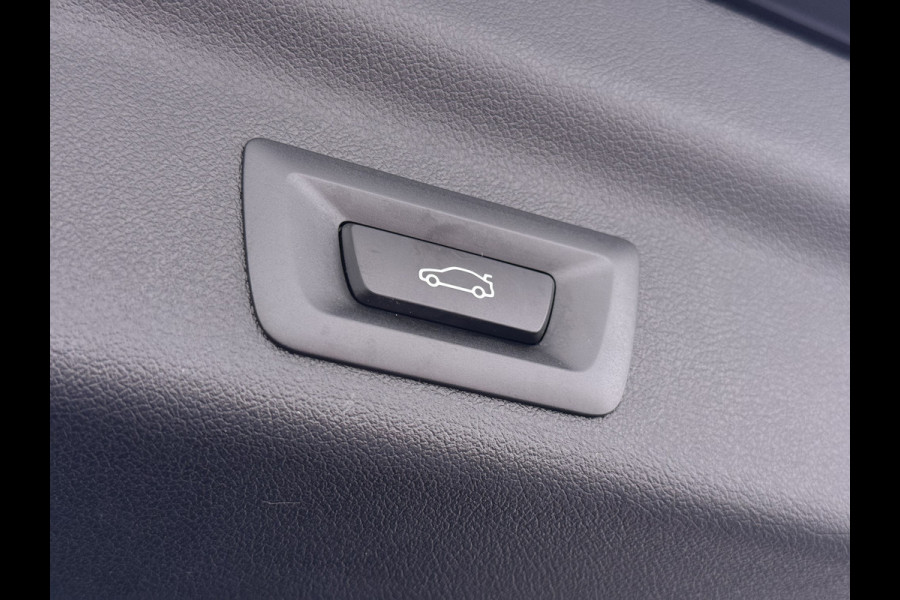 BMW X1 xDrive25e 4WD Hybride 245pk AUT-7 Leer Trekhaak M Shadow-Line Connected-Pro LED Adap.Cruise+File-Assist (semi-Auto-Pilot Xline C 18"lm Elek.Achterklep ConnectDrive Lmv Isofix DAB Led Regen-Lichtsensor Lane Assist Wifi AWD Hybrid met 16,3kw Groot accu pakket Automaat 1.700KG Trekvermogen 1e Eigenaar Origineel Nederlandse Auto Dealeronderhouden