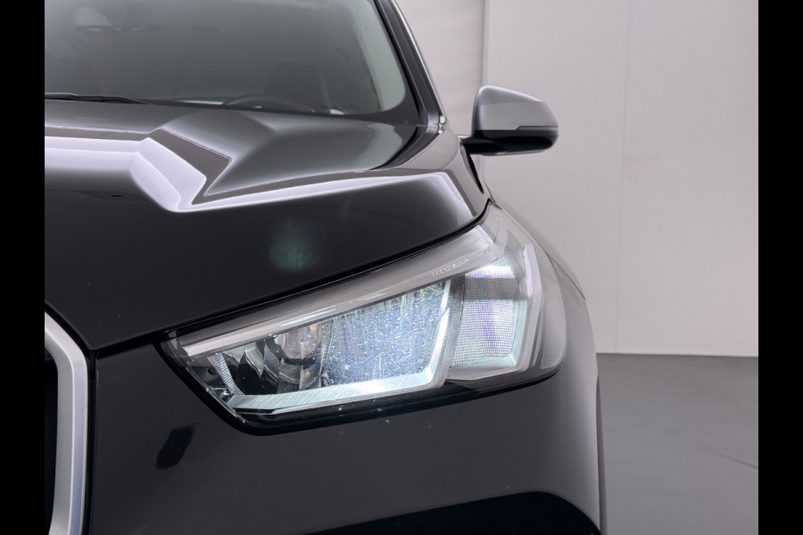 BMW X1 xDrive25e 4WD Hybride 245pk AUT-7 Leer Trekhaak M Shadow-Line Connected-Pro LED Adap.Cruise+File-Assist (semi-Auto-Pilot Xline C 18"lm Elek.Achterklep ConnectDrive Lmv Isofix DAB Led Regen-Lichtsensor Lane Assist Wifi AWD Hybrid met 16,3kw Groot accu pakket Automaat 1.700KG Trekvermogen 1e Eigenaar Origineel Nederlandse Auto Dealeronderhouden