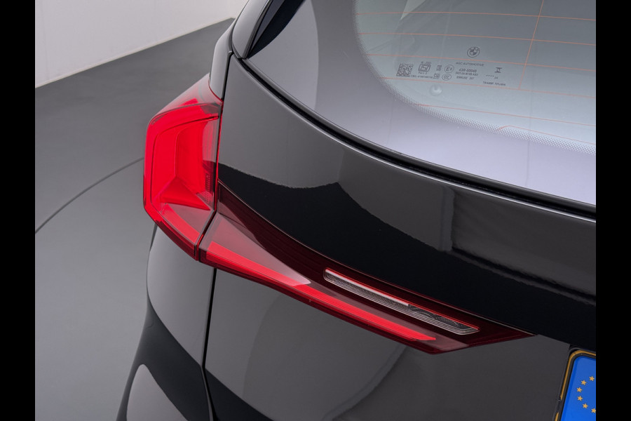 BMW X1 xDrive25e 4WD Hybride 245pk AUT-7 Leer Trekhaak M Shadow-Line Connected-Pro LED Adap.Cruise+File-Assist (semi-Auto-Pilot Xline C 18"lm Elek.Achterklep ConnectDrive Lmv Isofix DAB Led Regen-Lichtsensor Lane Assist Wifi AWD Hybrid met 16,3kw Groot accu pakket Automaat 1.700KG Trekvermogen 1e Eigenaar Origineel Nederlandse Auto Dealeronderhouden
