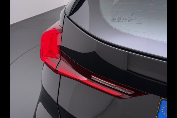 BMW X1 xDrive25e 4WD Hybride 245pk AUT-7 Leer Trekhaak M Shadow-Line Connected-Pro LED Adap.Cruise+File-Assist (semi-Auto-Pilot Xline C 18"lm Elek.Achterklep ConnectDrive Lmv Isofix DAB Led Regen-Lichtsensor Lane Assist Wifi AWD Hybrid met 16,3kw Groot accu pakket Automaat 1.700KG Trekvermogen 1e Eigenaar Origineel Nederlandse Auto Dealeronderhouden