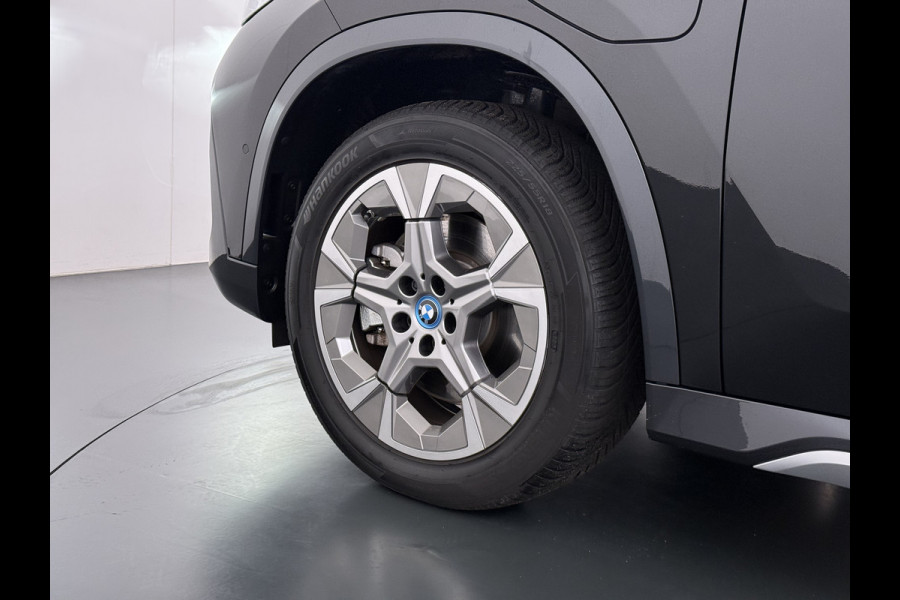 BMW X1 xDrive25e 4WD Hybride 245pk AUT-7 Leer Trekhaak M Shadow-Line Connected-Pro LED Adap.Cruise+File-Assist (semi-Auto-Pilot Xline C 18"lm Elek.Achterklep ConnectDrive Lmv Isofix DAB Led Regen-Lichtsensor Lane Assist Wifi AWD Hybrid met 16,3kw Groot accu pakket Automaat 1.700KG Trekvermogen 1e Eigenaar Origineel Nederlandse Auto Dealeronderhouden
