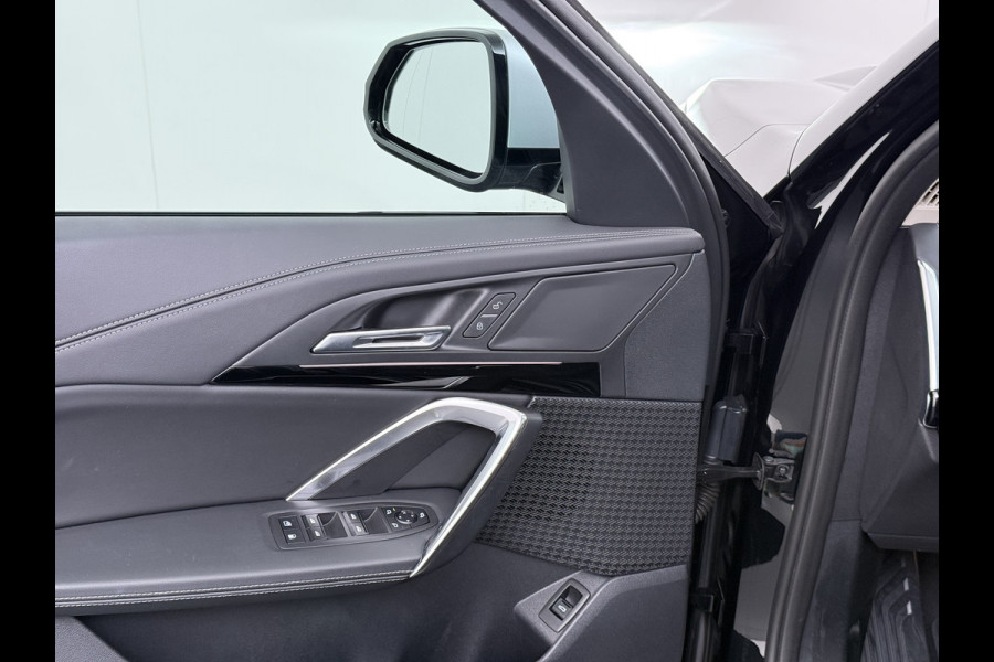 BMW X1 xDrive25e 4WD Hybride 245pk AUT-7 Leer Trekhaak M Shadow-Line Connected-Pro LED Adap.Cruise+File-Assist (semi-Auto-Pilot Xline C 18"lm Elek.Achterklep ConnectDrive Lmv Isofix DAB Led Regen-Lichtsensor Lane Assist Wifi AWD Hybrid met 16,3kw Groot accu pakket Automaat 1.700KG Trekvermogen 1e Eigenaar Origineel Nederlandse Auto Dealeronderhouden