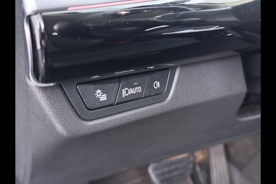 BMW X1 xDrive25e 4WD Hybride 245pk AUT-7 Leer Trekhaak M Shadow-Line Connected-Pro LED Adap.Cruise+File-Assist (semi-Auto-Pilot Xline C 18"lm Elek.Achterklep ConnectDrive Lmv Isofix DAB Led Regen-Lichtsensor Lane Assist Wifi AWD Hybrid met 16,3kw Groot accu pakket Automaat 1.700KG Trekvermogen 1e Eigenaar Origineel Nederlandse Auto Dealeronderhouden