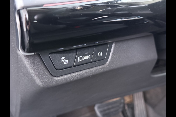 BMW X1 xDrive25e 4WD Hybride 245pk AUT-7 Leer Trekhaak M Shadow-Line Connected-Pro LED Adap.Cruise+File-Assist (semi-Auto-Pilot Xline C 18"lm Elek.Achterklep ConnectDrive Lmv Isofix DAB Led Regen-Lichtsensor Lane Assist Wifi AWD Hybrid met 16,3kw Groot accu pakket Automaat 1.700KG Trekvermogen 1e Eigenaar Origineel Nederlandse Auto Dealeronderhouden