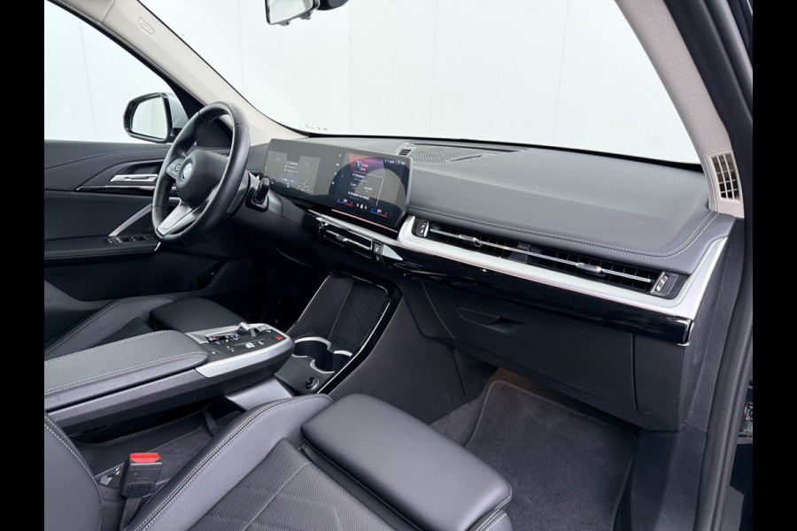 BMW X1 xDrive25e 4WD Hybride 245pk AUT-7 Leer Trekhaak M Shadow-Line Connected-Pro LED Adap.Cruise+File-Assist (semi-Auto-Pilot Xline C 18"lm Elek.Achterklep ConnectDrive Lmv Isofix DAB Led Regen-Lichtsensor Lane Assist Wifi AWD Hybrid met 16,3kw Groot accu pakket Automaat 1.700KG Trekvermogen 1e Eigenaar Origineel Nederlandse Auto Dealeronderhouden