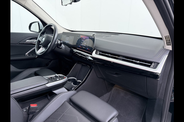 BMW X1 xDrive25e 4WD Hybride 245pk AUT-7 Leer Trekhaak M Shadow-Line Connected-Pro LED Adap.Cruise+File-Assist (semi-Auto-Pilot Xline C 18"lm Elek.Achterklep ConnectDrive Lmv Isofix DAB Led Regen-Lichtsensor Lane Assist Wifi AWD Hybrid met 16,3kw Groot accu pakket Automaat 1.700KG Trekvermogen 1e Eigenaar Origineel Nederlandse Auto Dealeronderhouden