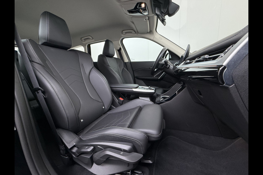 BMW X1 xDrive25e 4WD Hybride 245pk AUT-7 Leer Trekhaak M Shadow-Line Connected-Pro LED Adap.Cruise+File-Assist (semi-Auto-Pilot Xline C 18"lm Elek.Achterklep ConnectDrive Lmv Isofix DAB Led Regen-Lichtsensor Lane Assist Wifi AWD Hybrid met 16,3kw Groot accu pakket Automaat 1.700KG Trekvermogen 1e Eigenaar Origineel Nederlandse Auto Dealeronderhouden