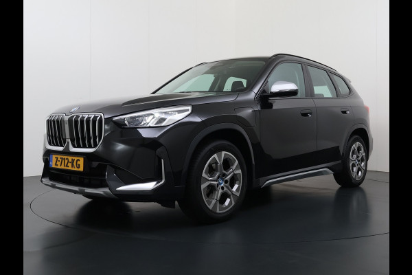 BMW X1 xDrive25e 4WD Hybride 245pk AUT-7 Leer Trekhaak M Shadow-Line Connected-Pro LED Adap.Cruise+File-Assist (semi-Auto-Pilot Xline C 18"lm Elek.Achterklep ConnectDrive Lmv Isofix DAB Led Regen-Lichtsensor Lane Assist Wifi AWD Hybrid met 16,3kw Groot accu pakket Automaat 1.700KG Trekvermogen 1e Eigenaar Origineel Nederlandse Auto Dealeronderhouden