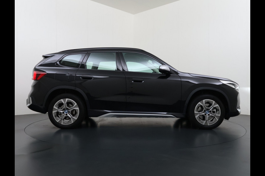 BMW X1 xDrive25e 4WD Hybride 245pk AUT-7 Leer Trekhaak M Shadow-Line Connected-Pro LED Adap.Cruise+File-Assist (semi-Auto-Pilot Xline C 18"lm Elek.Achterklep ConnectDrive Lmv Isofix DAB Led Regen-Lichtsensor Lane Assist Wifi AWD Hybrid met 16,3kw Groot accu pakket Automaat 1.700KG Trekvermogen 1e Eigenaar Origineel Nederlandse Auto Dealeronderhouden
