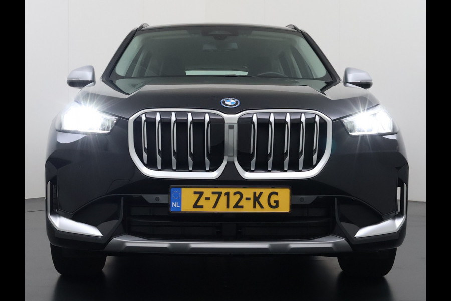 BMW X1 xDrive25e 4WD Hybride 245pk AUT-7 Leer Trekhaak M Shadow-Line Connected-Pro LED Adap.Cruise+File-Assist (semi-Auto-Pilot Xline C 18"lm Elek.Achterklep ConnectDrive Lmv Isofix DAB Led Regen-Lichtsensor Lane Assist Wifi AWD Hybrid met 16,3kw Groot accu pakket Automaat 1.700KG Trekvermogen 1e Eigenaar Origineel Nederlandse Auto Dealeronderhouden